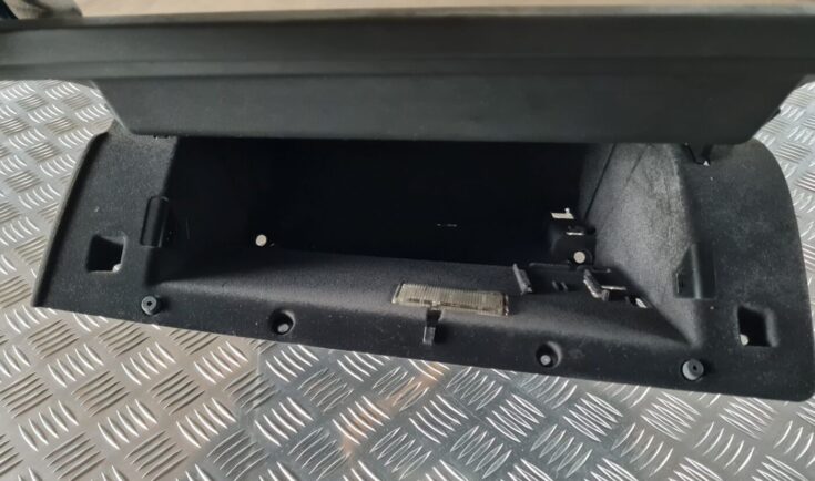 Mantu glabāšanas nodalījums pasažiera pusē priekš VOLVO S80 2007 Black