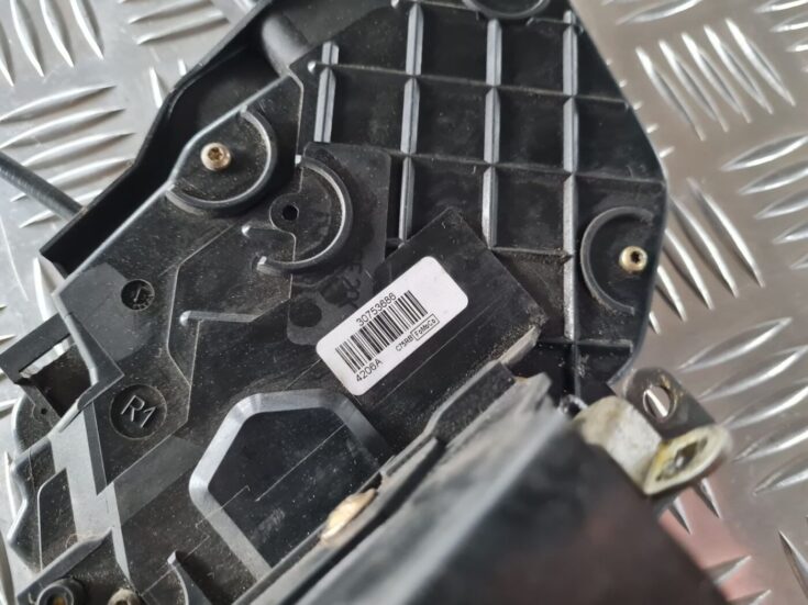 Priekšējo labo durvju slēdzene priekš VOLVO S80 2007 Black