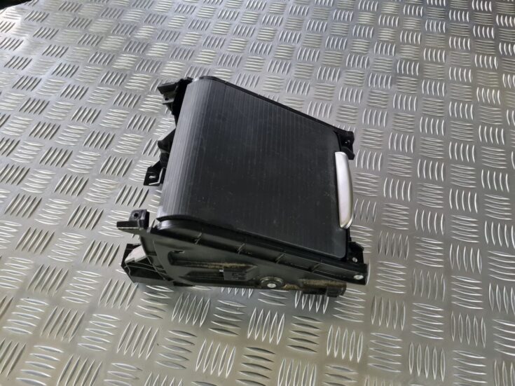 Krūzes turētājs priekš VOLVO S80 2007 Black