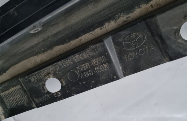 Ārēja sliekšņa kreisa uzlika priekš TOYOTA AVENSIS 2010