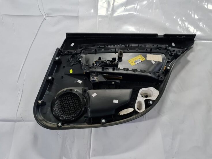 Aizmugurējo kreiso durvju apdare priekš RENAULT LAGUNA 2008