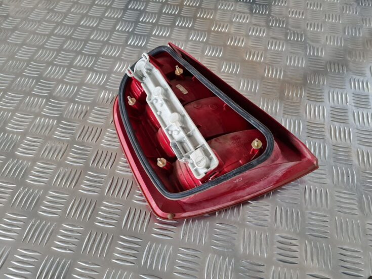 Aizmugurējais labais lukturis priekš ŠKODA FABIA 2003