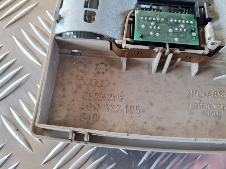 Priekšējo sēdvietu apgaismojums priekš AUDI A6 1998