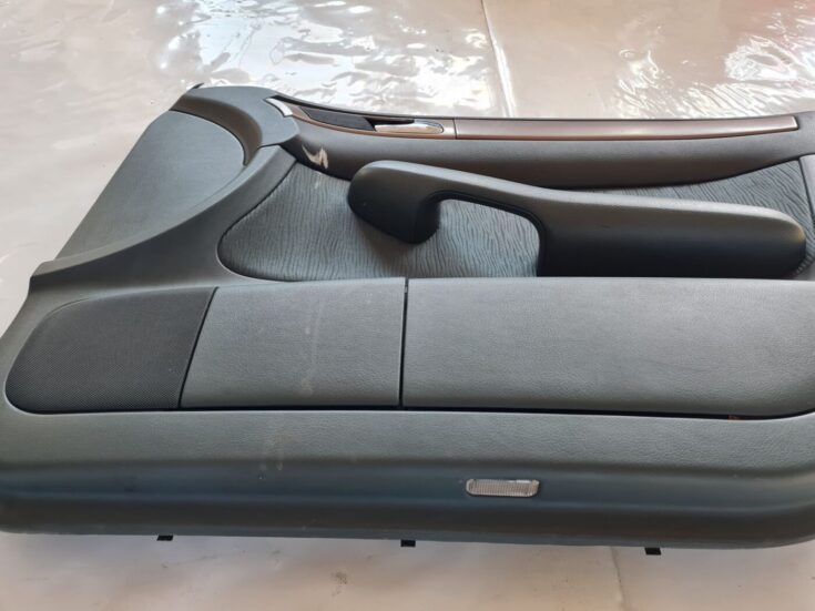 Priekšējo labo durvju apdare priekš AUDI A6 1998