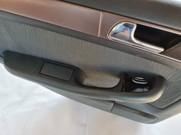 Aizmugurējo kreiso durvju apdare priekš AUDI A6 1998