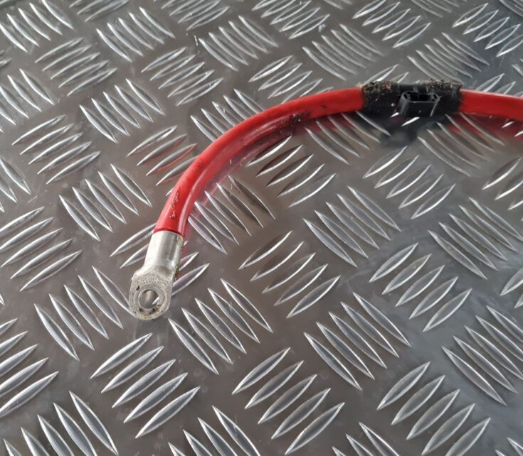 Pozitīvais elektrovads priekš BMW 6 E63 645 2004