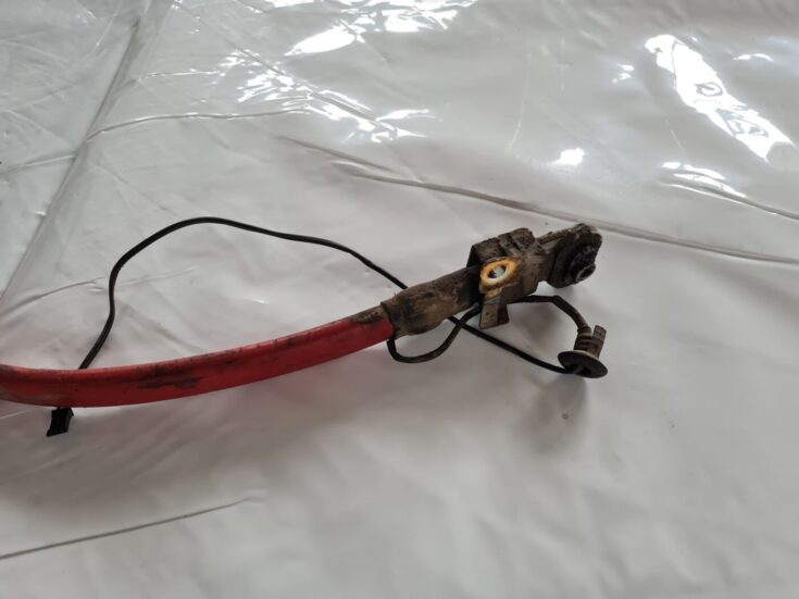 Pozitīvais elektrovads priekš BMW 6 E63 645 2004