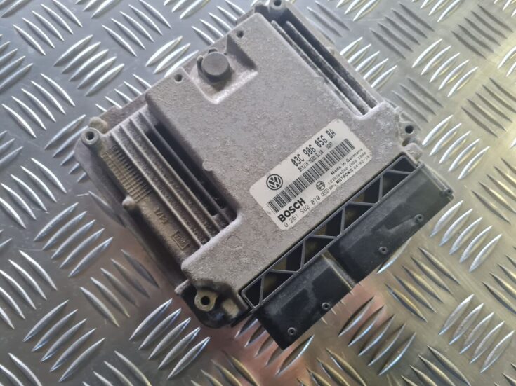 Dzinēja vadības bloks priekš VW GOLF 5 2004