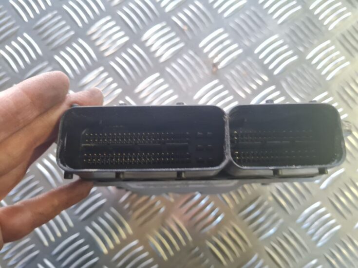 Dzinēja vadības bloks priekš VW GOLF 5 2004