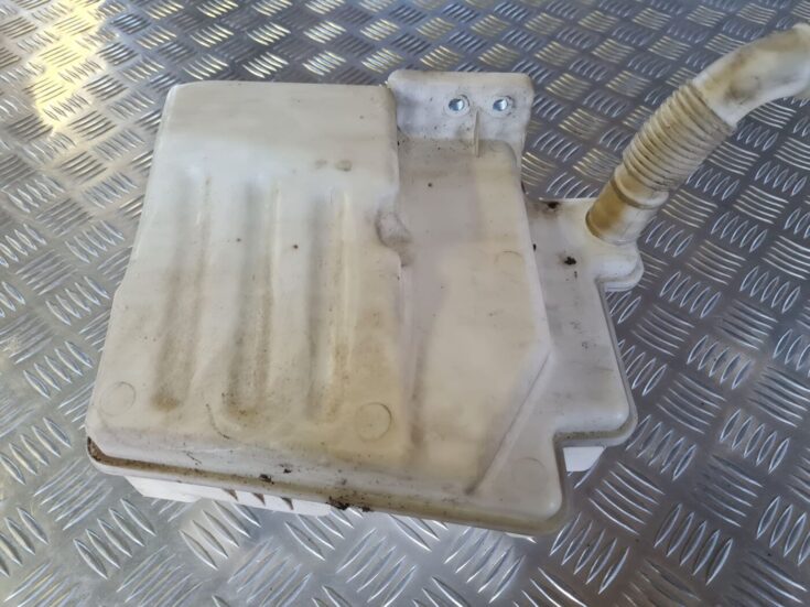 Mazgātāja šķidruma tvertne priekš VW GOLF 5 2004