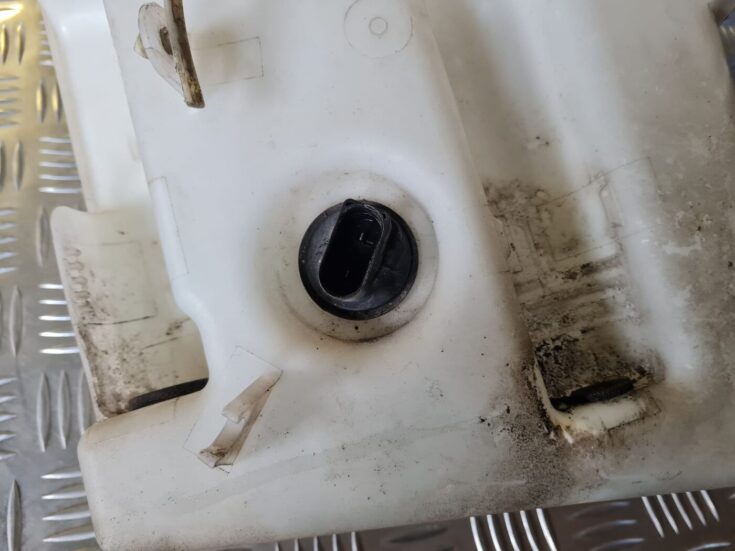 Mazgātāja šķidruma tvertne priekš VW GOLF 5 2004