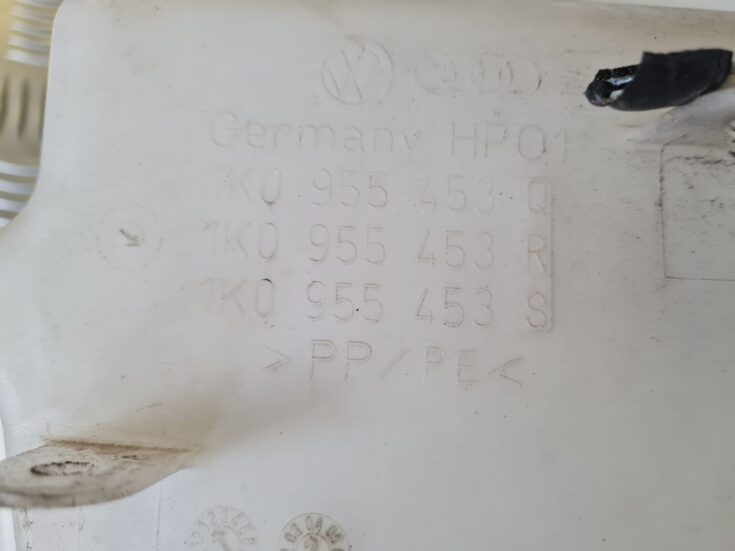 Mazgātāja šķidruma tvertne priekš VW GOLF 5 2004