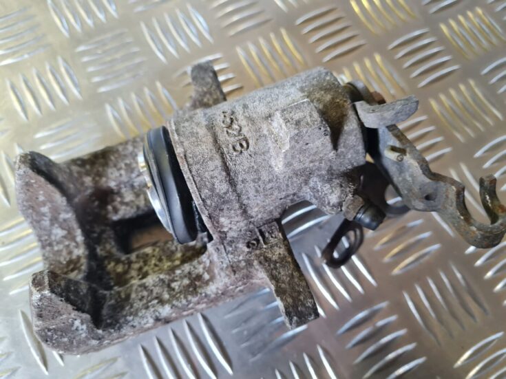Aizmugurējais labais suports priekš VW GOLF 5 2004
