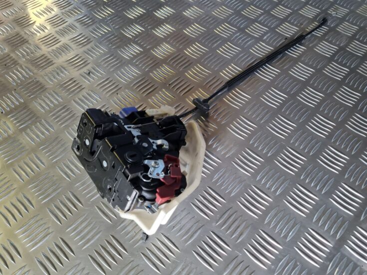 Aizmugurējo labo durvju slēdzene priekš VW GOLF 5 2004