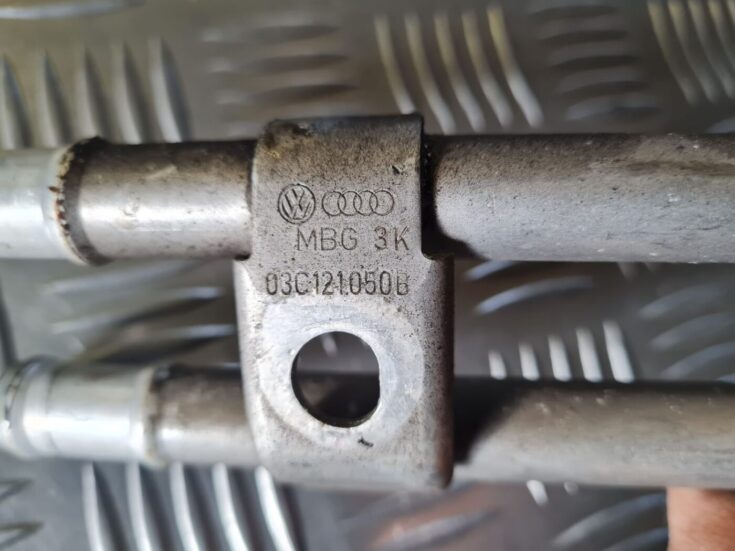 Eļļas radiatora caurule priekš VW GOLF 5 2004