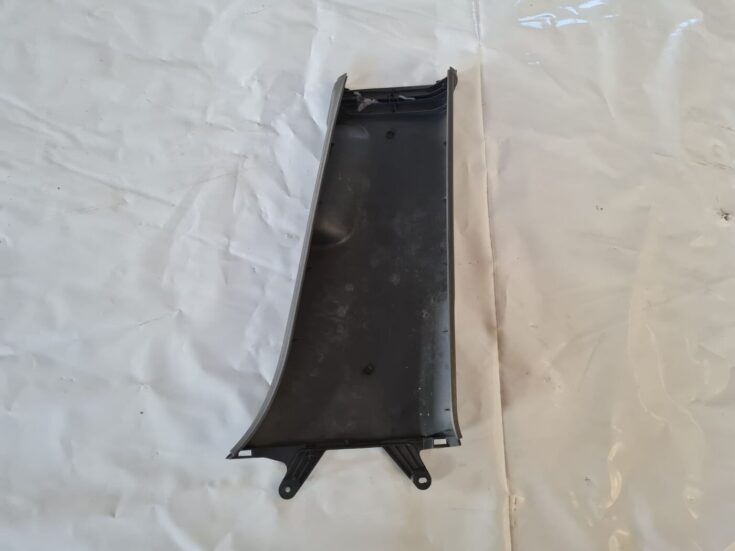 Vidējas salona statnes apdare priekš VW GOLF 5 2004