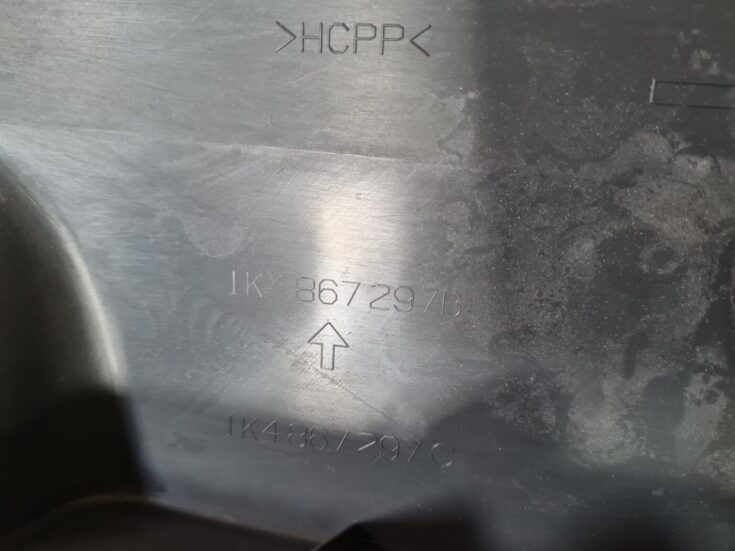 Vidējas salona statnes apdare priekš VW GOLF 5 2004