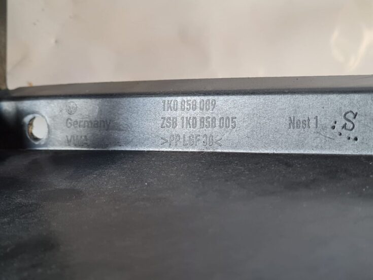 Mērinstrumentu paneļa iekšējā plastmasa priekš VW GOLF 5 2004