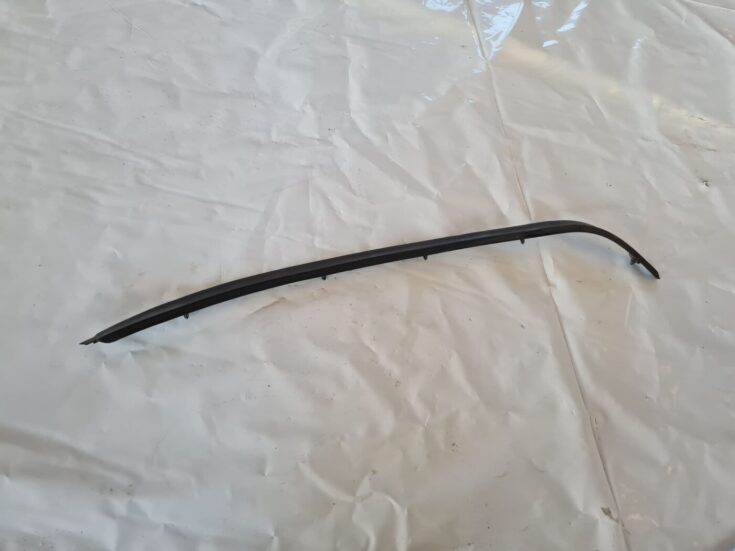 Durvju stikla moldings priekš VW GOLF 5 2004