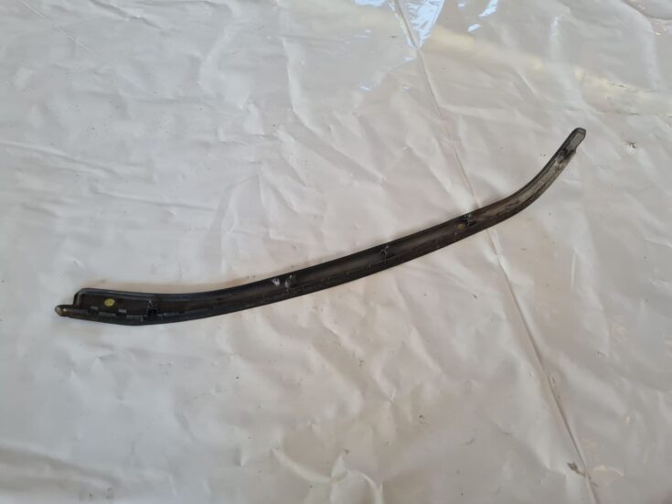 Durvju stikla moldings priekš VW GOLF 5 2004