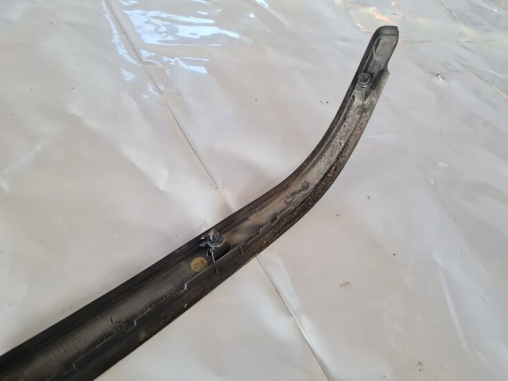 Durvju stikla moldings priekš VW GOLF 5 2004