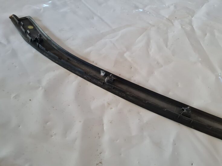 Durvju stikla moldings priekš VW GOLF 5 2004
