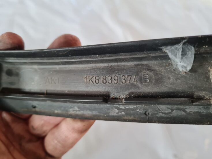 Durvju stikla moldings priekš VW GOLF 5 2004