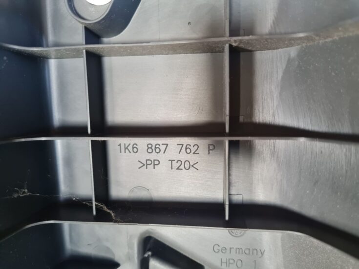 Aizmugures plaukta turētājs priekš VW GOLF 5 2004