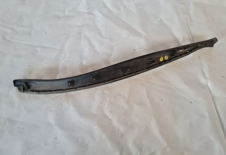 Durvju stikla moldings priekš VW GOLF 5 2004