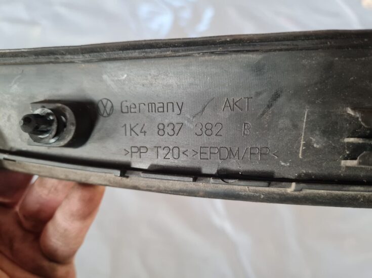 Durvju stikla moldings priekš VW GOLF 5 2004