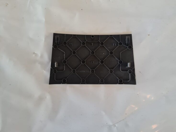 Mērinstrumentu paneļa apakšēja apdare priekš VW GOLF 5 2004