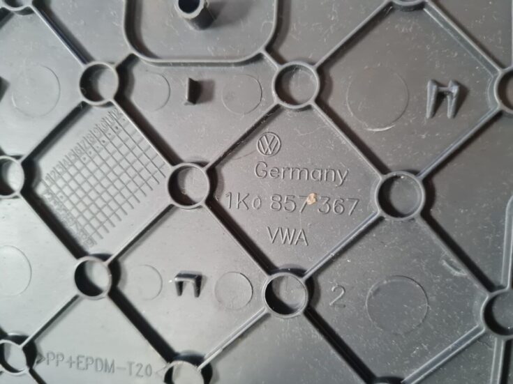 Mērinstrumentu paneļa apakšēja apdare priekš VW GOLF 5 2004
