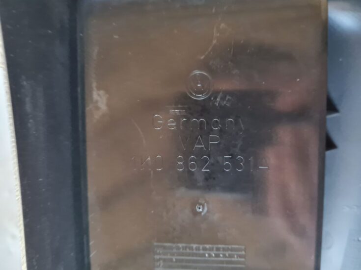 Centrālās konsoles apdares lielākā daļa priekš VW GOLF 5 2004