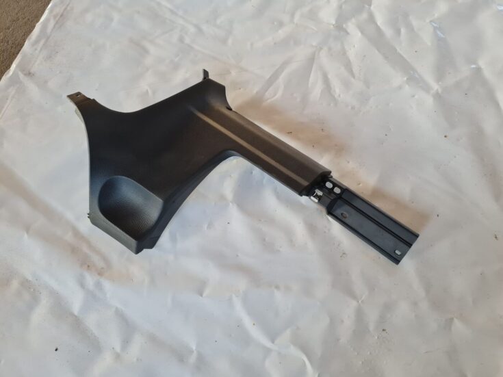 Mērinstrumentu paneļa apakšēja apdare priekš VW GOLF 5 2004