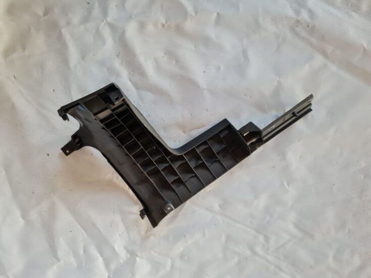 Mērinstrumentu paneļa apakšēja apdare priekš VW GOLF 5 2004