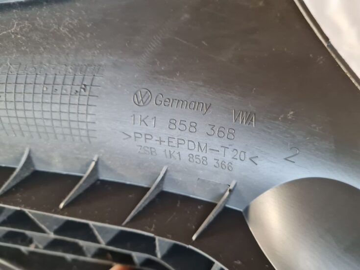 Mērinstrumentu paneļa apakšēja apdare priekš VW GOLF 5 2004