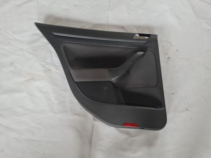 Aizmugurējo kreiso durvju apdare priekš VW GOLF 5 2004