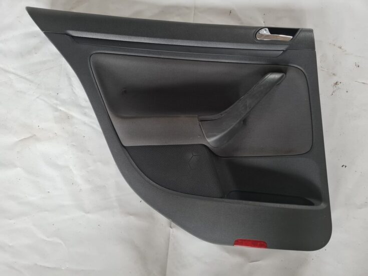 Aizmugurējo kreiso durvju apdare priekš VW GOLF 5 2004