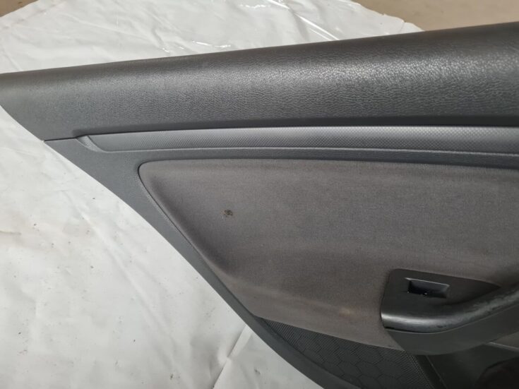 Aizmugurējo kreiso durvju apdare priekš VW GOLF 5 2004