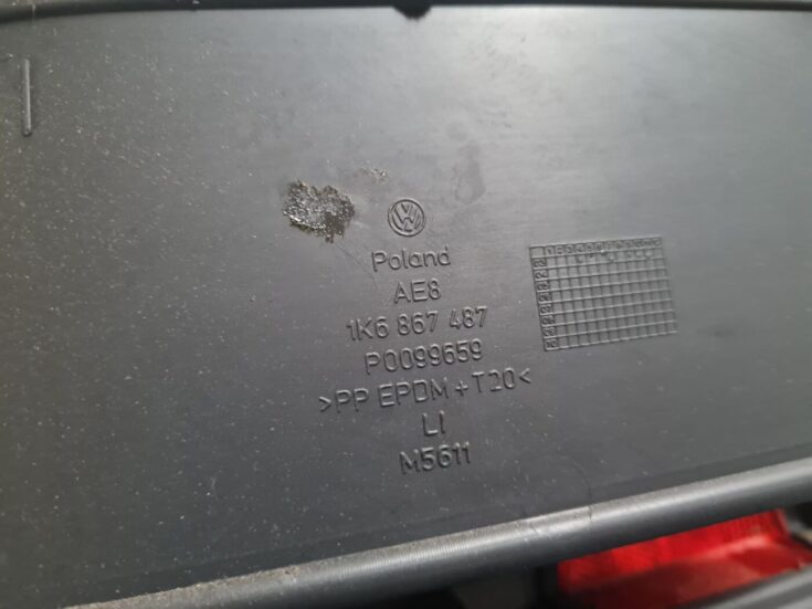 Aizmugurējo kreiso durvju apdare priekš VW GOLF 5 2004
