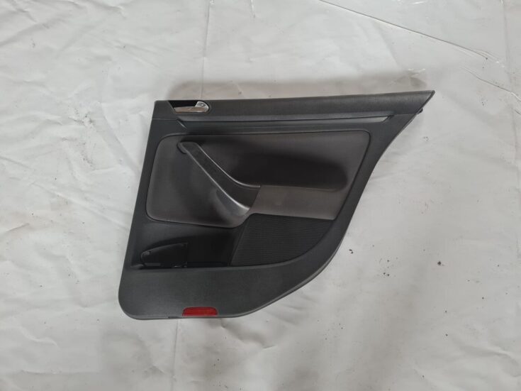 Aizmugurējo labo durvju apdare priekš VW GOLF 5 2004