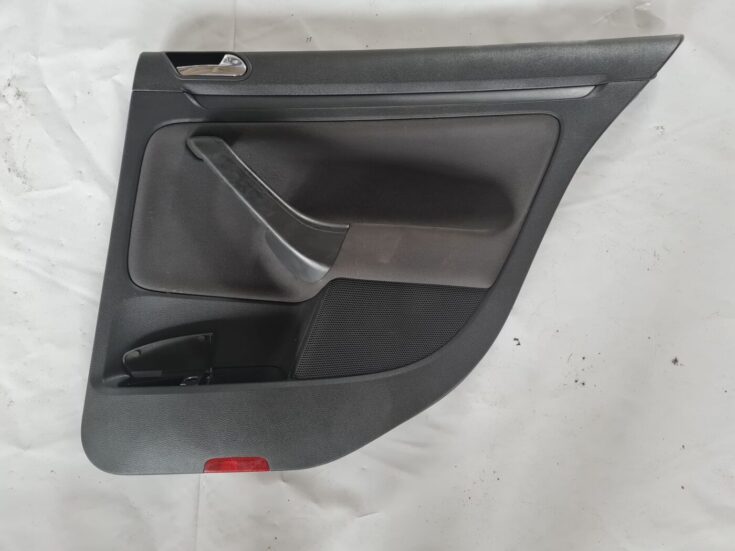 Aizmugurējo labo durvju apdare priekš VW GOLF 5 2004