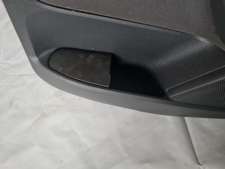 Aizmugurējo labo durvju apdare priekš VW GOLF 5 2004