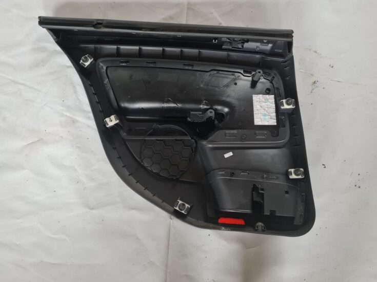 Aizmugurējo labo durvju apdare priekš VW GOLF 5 2004