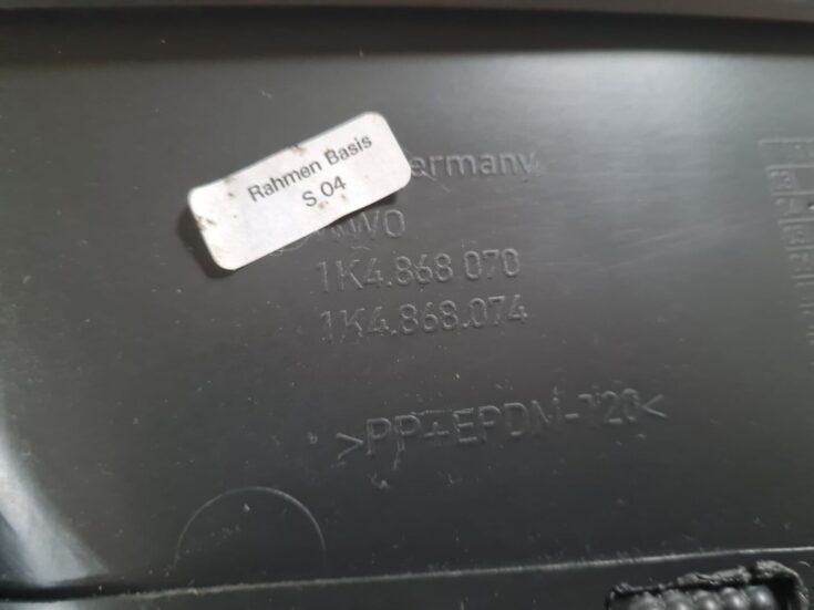 Aizmugurējo labo durvju apdare priekš VW GOLF 5 2004
