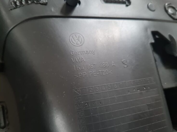 Aizmugurējo labo durvju apdare priekš VW GOLF 5 2004