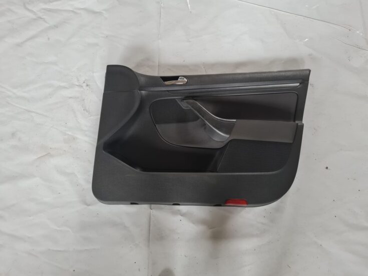 Priekšējo labo durvju apdare priekš VW GOLF 5 2004