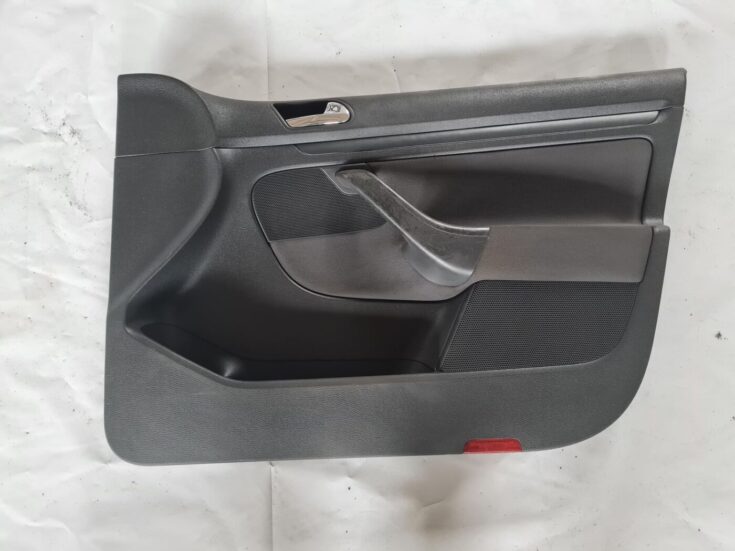 Priekšējo labo durvju apdare priekš VW GOLF 5 2004