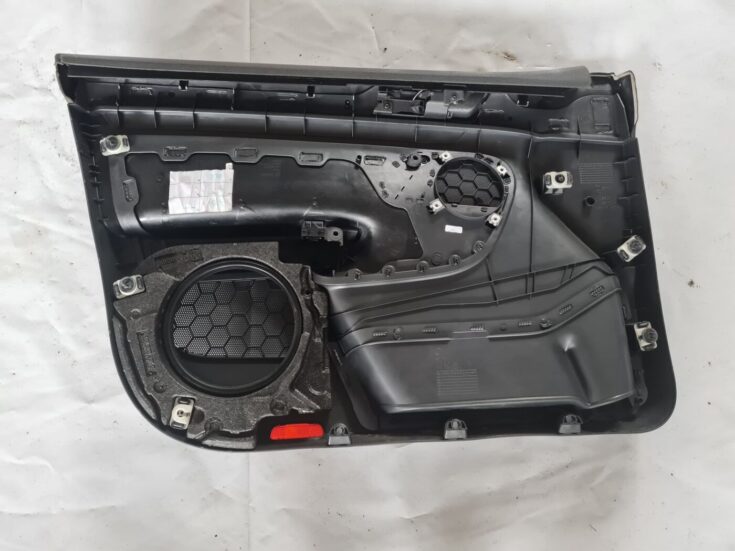 Priekšējo labo durvju apdare priekš VW GOLF 5 2004