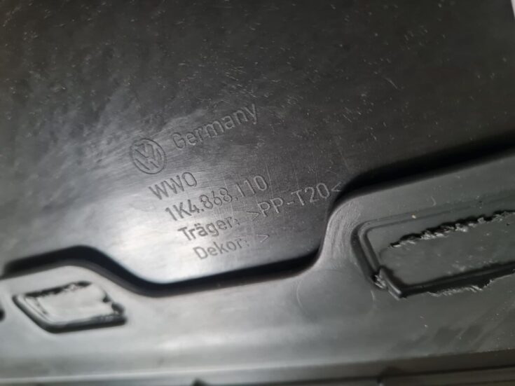 Priekšējo labo durvju apdare priekš VW GOLF 5 2004